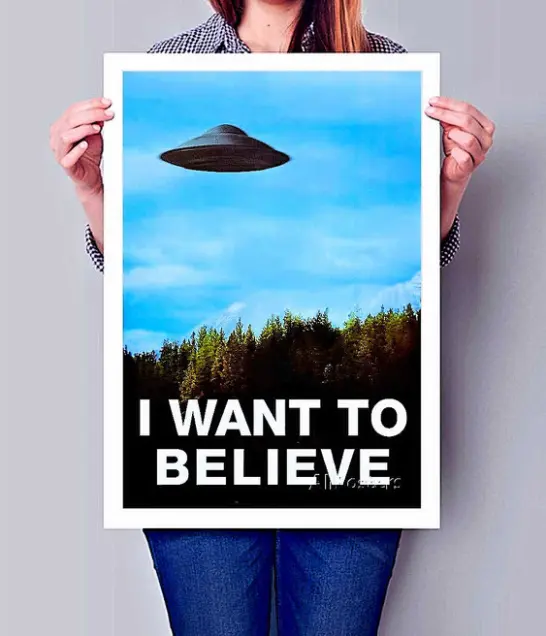 Dziewczyna trzymająca plakat z filmu archiwum x