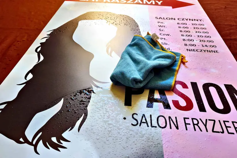 Plakat odporny na deszcz i czynniki atmosferyczne